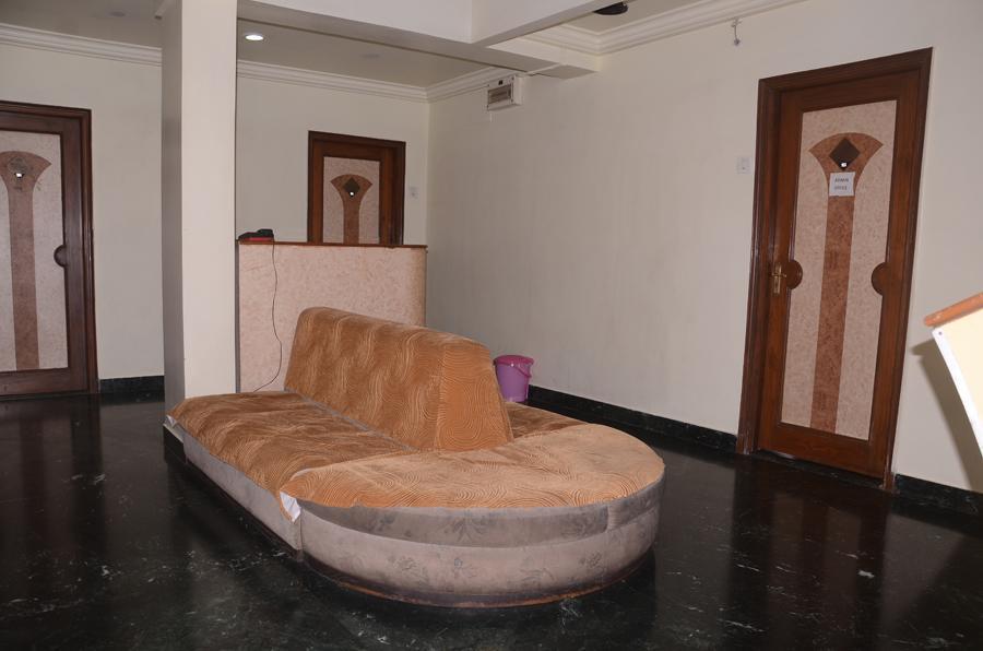 Hotel Aaditya Palace Bhusawal Екстер'єр фото
