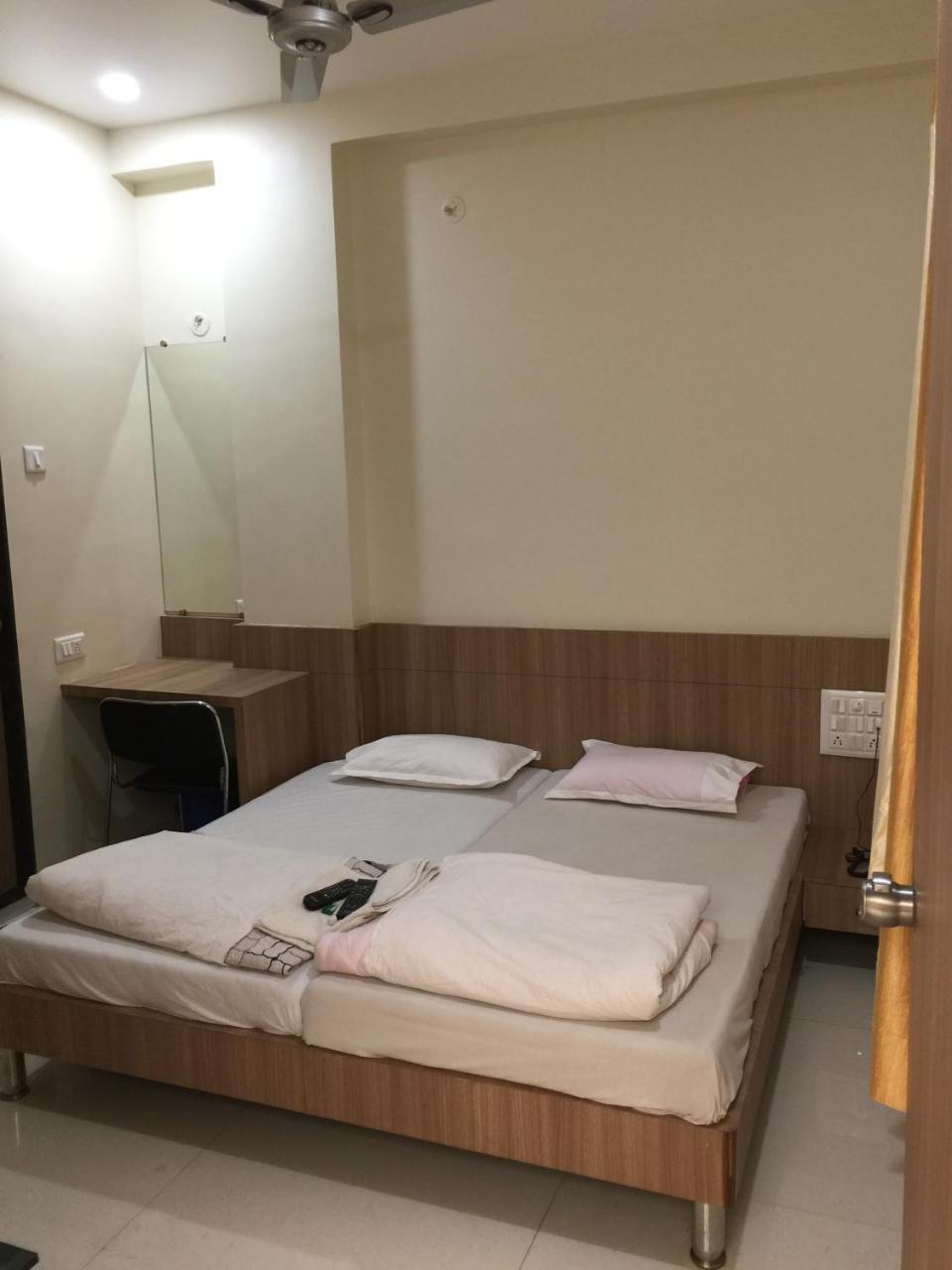 Hotel Aaditya Palace Bhusawal Екстер'єр фото